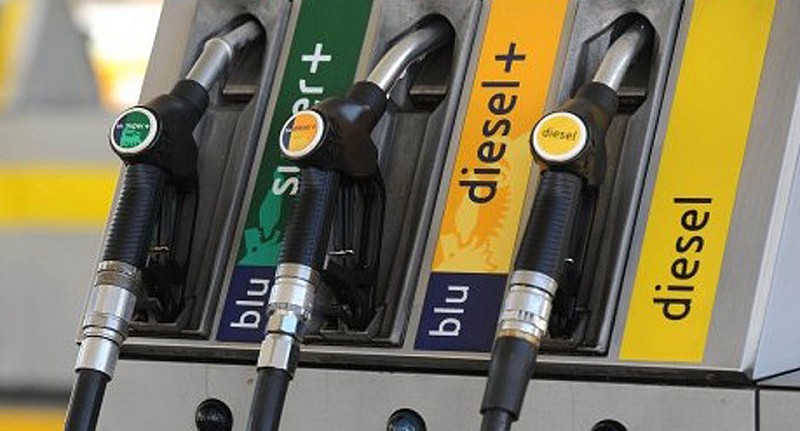 1490677_diesel_pompa_di_benzina