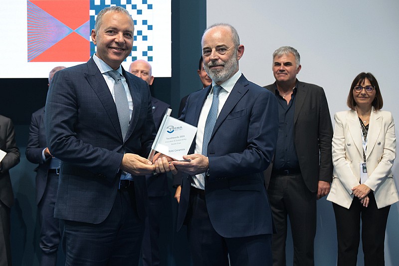 TECNA24_Paolo Lamberti Presidente Acimac premia Abdallah Massaad CEO del Gruppo RAK Ceramics 