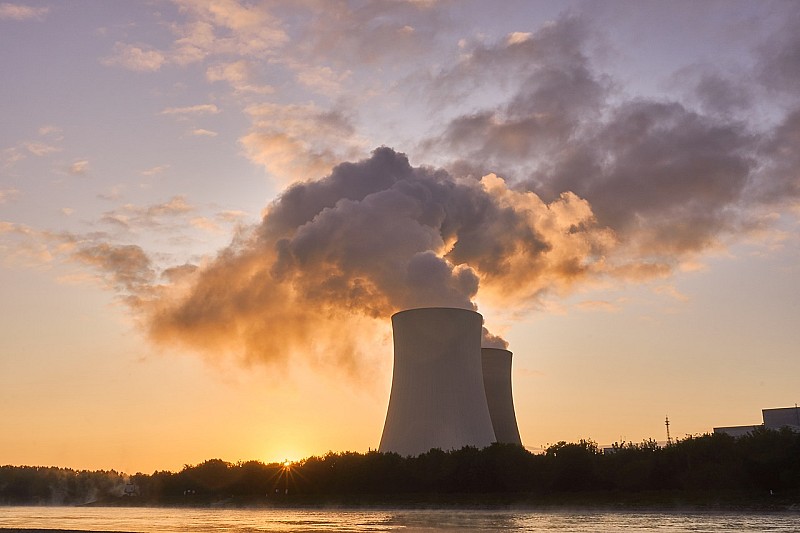 nuclear-power-plant-4535760_1280 (1)