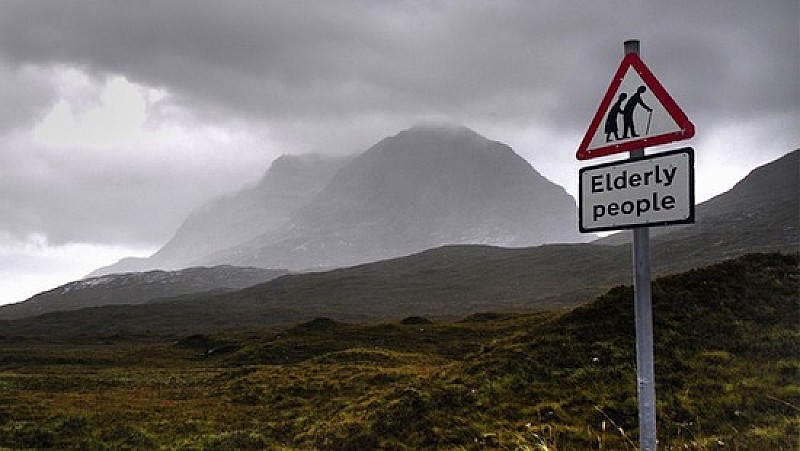 elderly_crossing_sign_UK_02-818x461