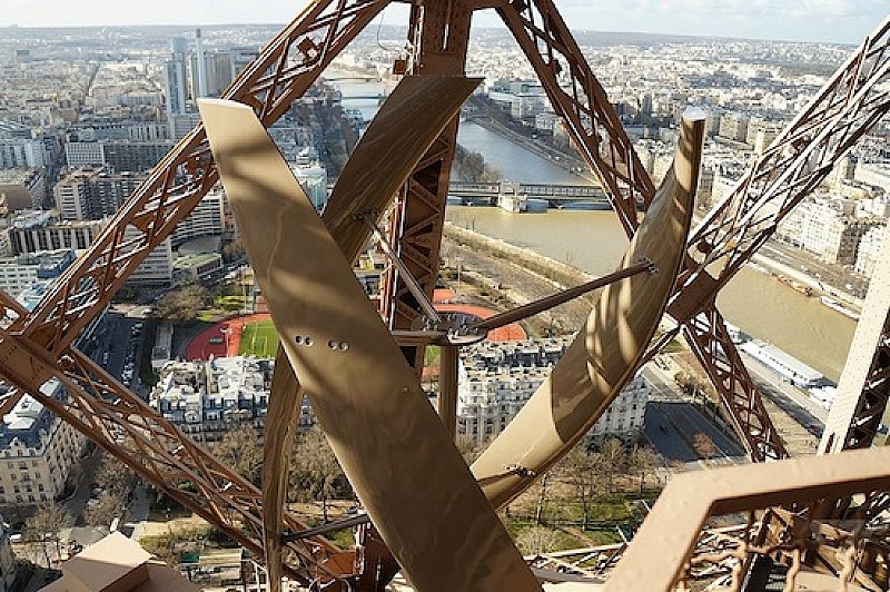 tour-effeil-parigi-turbine-eoliche-energia-green_1